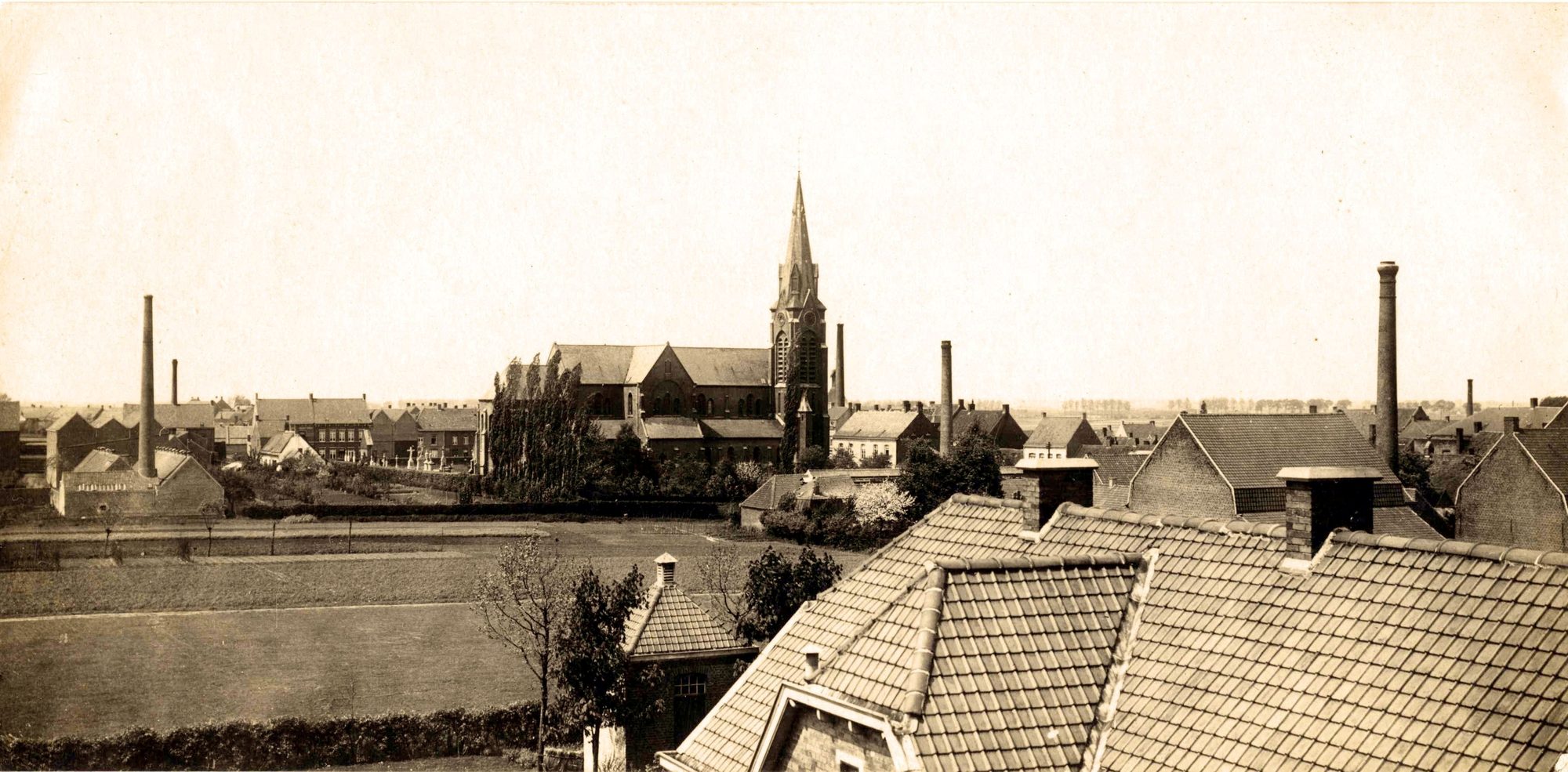 Historisch panorama van Lauwe met de kerk en de fabrieksschouwen